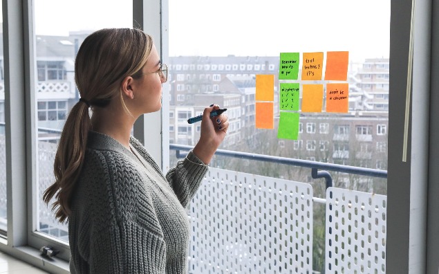 Pożyczka dla firmy vs kredyt bankowy – co naprawdę się bardziej opłaca?