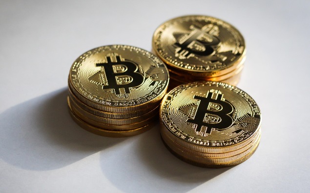 Biasy poznawcze w finansach firm – praktyczny przewodnik